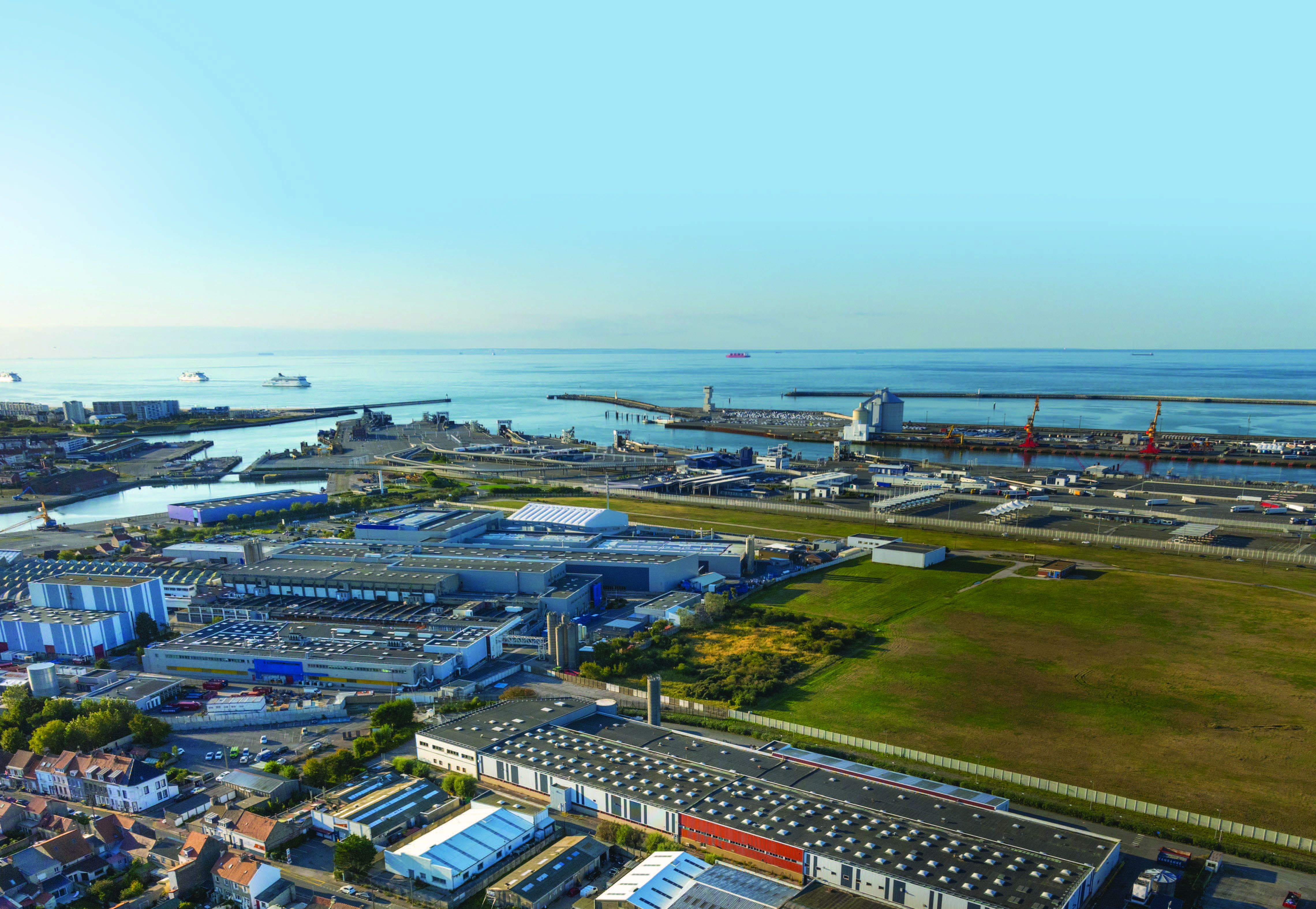 Calais-vue-zone-activités-portuaire
