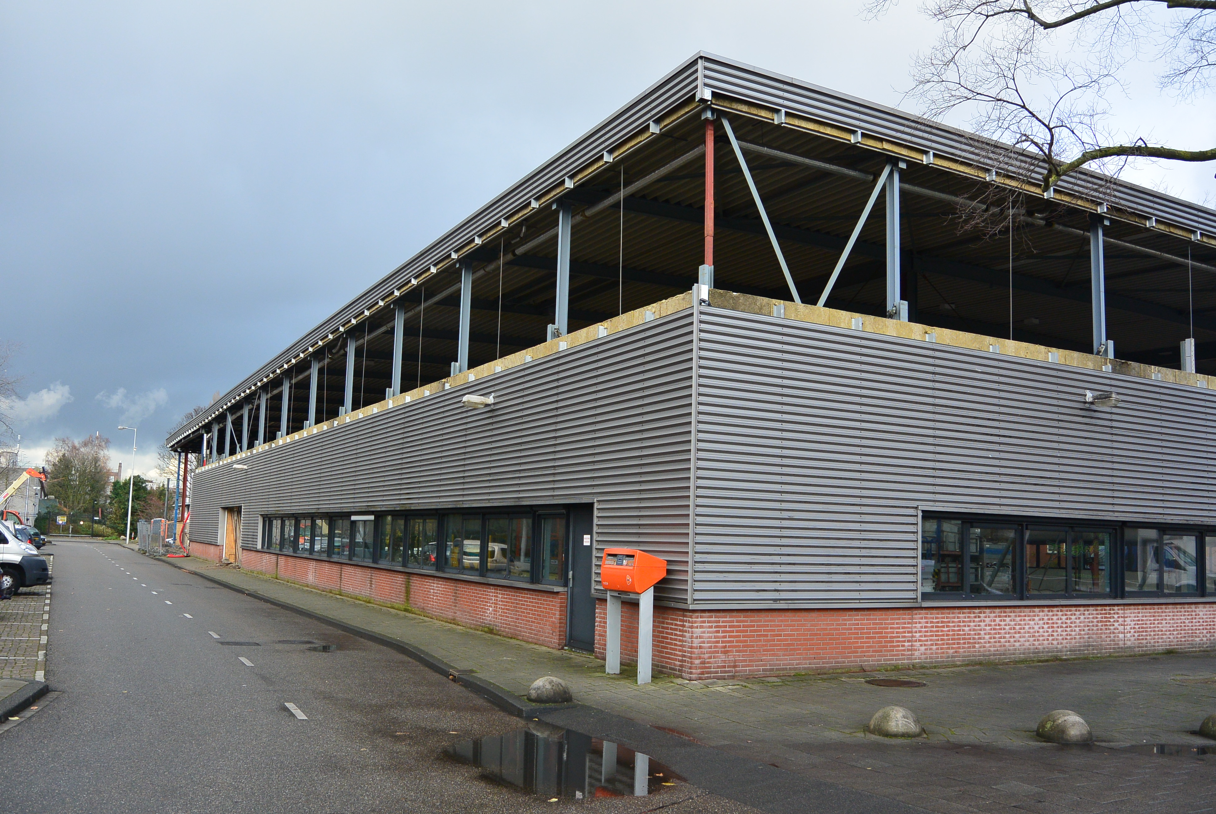 Bâtiment industriel ; rehaussement toiture en cours