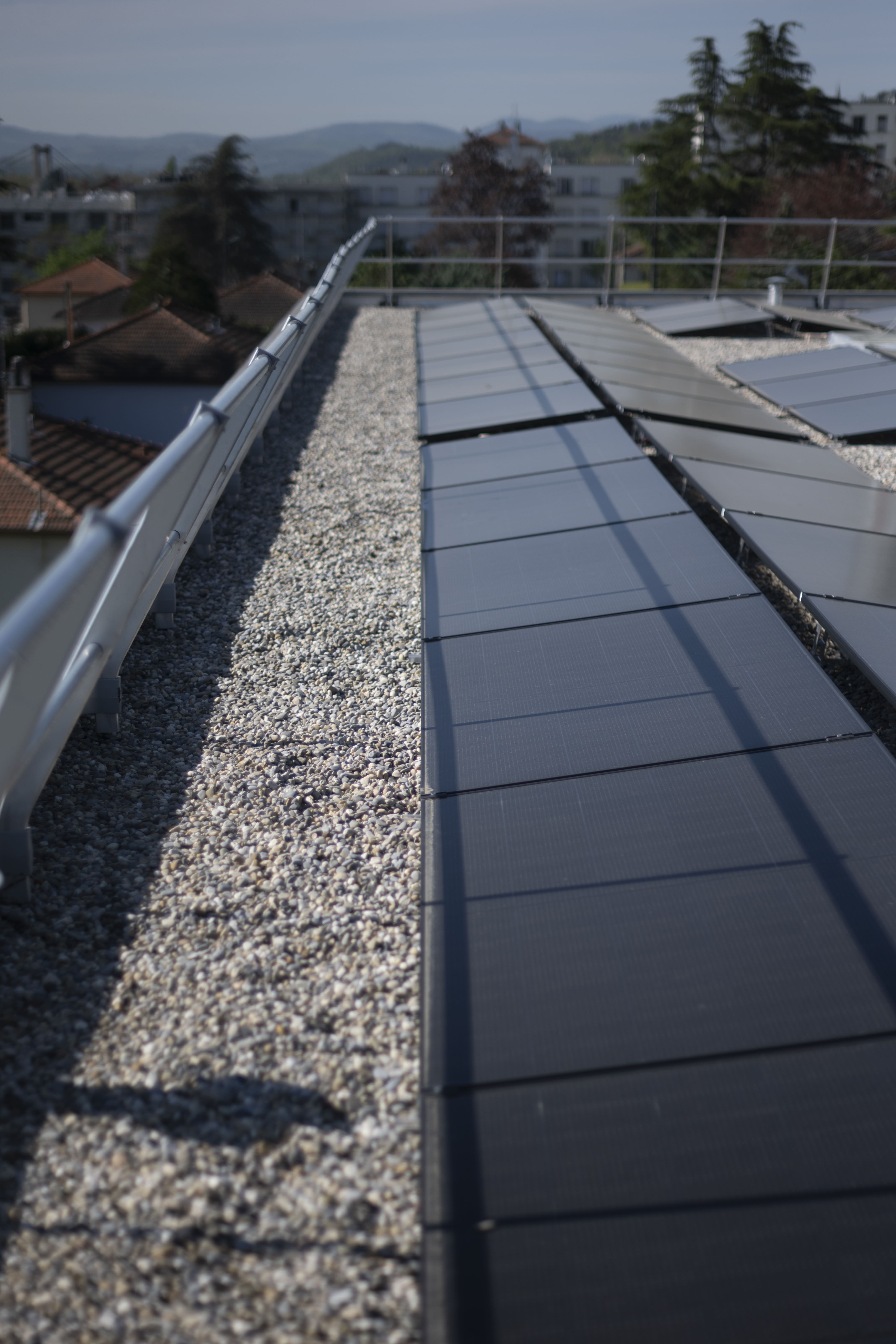 Faradae équipe la toiture du Pole de handicap mental de Vernaison